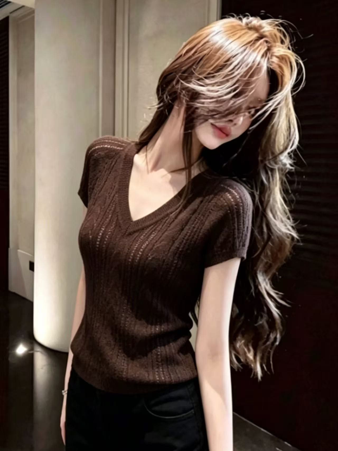 한 부서 분위기 센스 커피 색상 홀로우 아웃 V넥 얼음 실크 니트 반팔 티셔츠 여성 여름 섹션 얇은 스타일 캐주얼 슬림해 보이는 맨위
