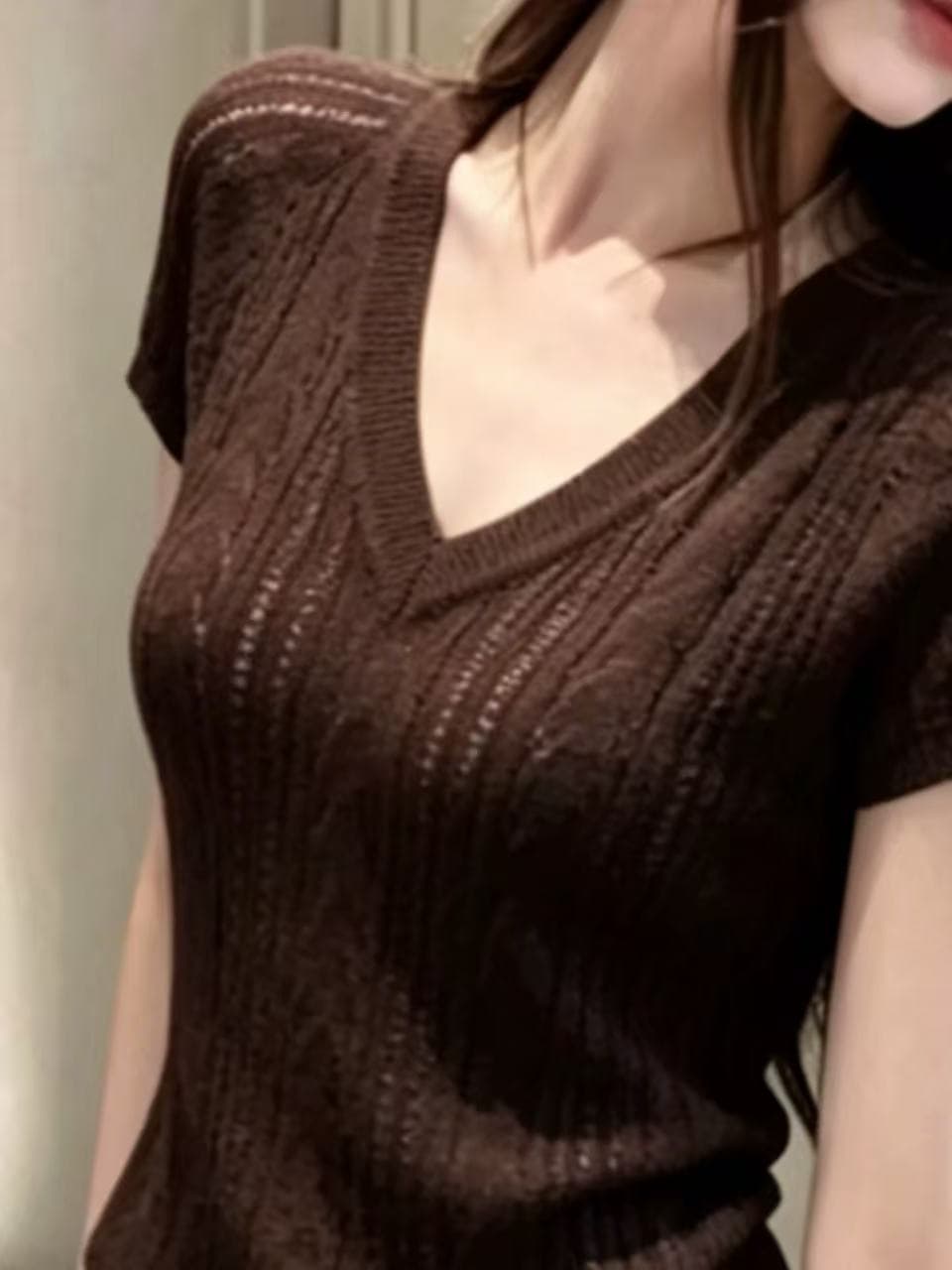 한 부서 분위기 센스 커피 색상 홀로우 아웃 V넥 얼음 실크 니트 반팔 티셔츠 여성 여름 섹션 얇은 스타일 캐주얼 슬림해 보이는 맨위 이미지 4
