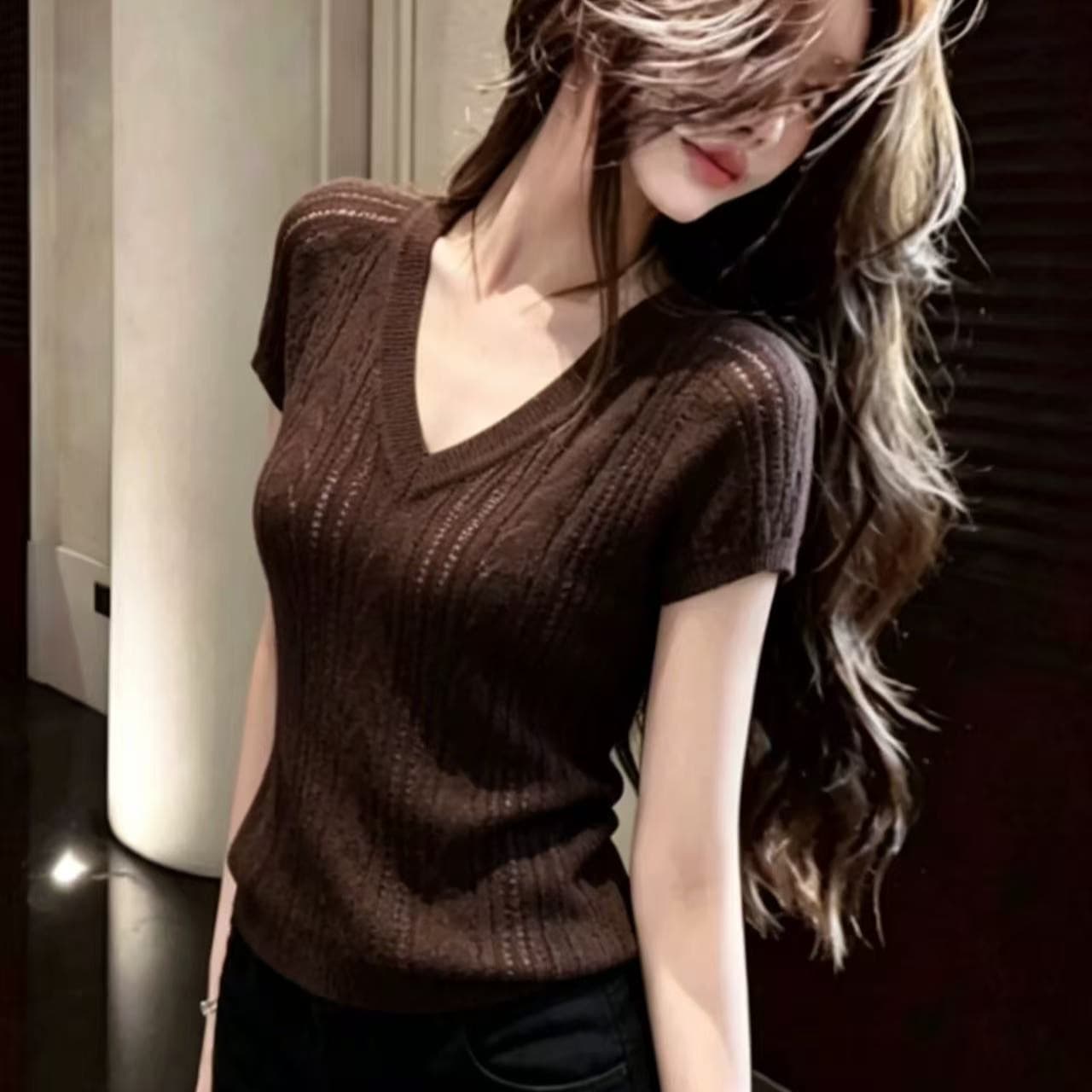 한 부서 분위기 센스 커피 색상 홀로우 아웃 V넥 얼음 실크 니트 반팔 티셔츠 여성 여름 섹션 얇은 스타일 캐주얼 슬림해 보이는 맨위 이미지 5
