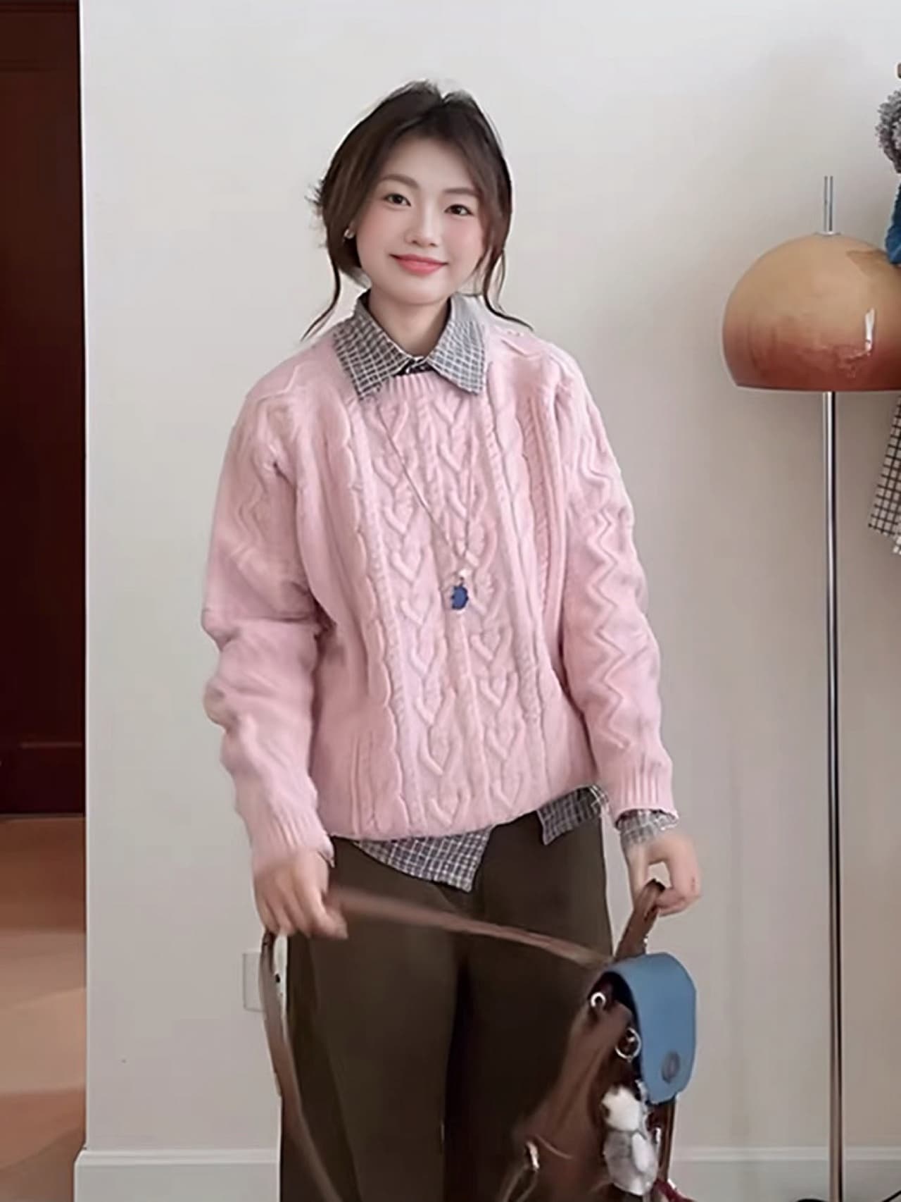 한 부서 핑크색 꽈배기 스웨터 여자 가을 겨울철 2025 새로운 느긋한 바람 고급 센스 착용 가져 가라. 니트 맨위 세트 이미지 2