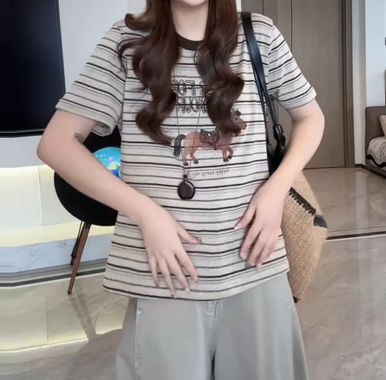 한 부서 캐주얼 다용도 알파벳 작은 말 스트라이프 반팔 티셔츠 여성 여름 디자인 센스 작은 대중 고유 한 아름다운 맨위 상세 이미지 6