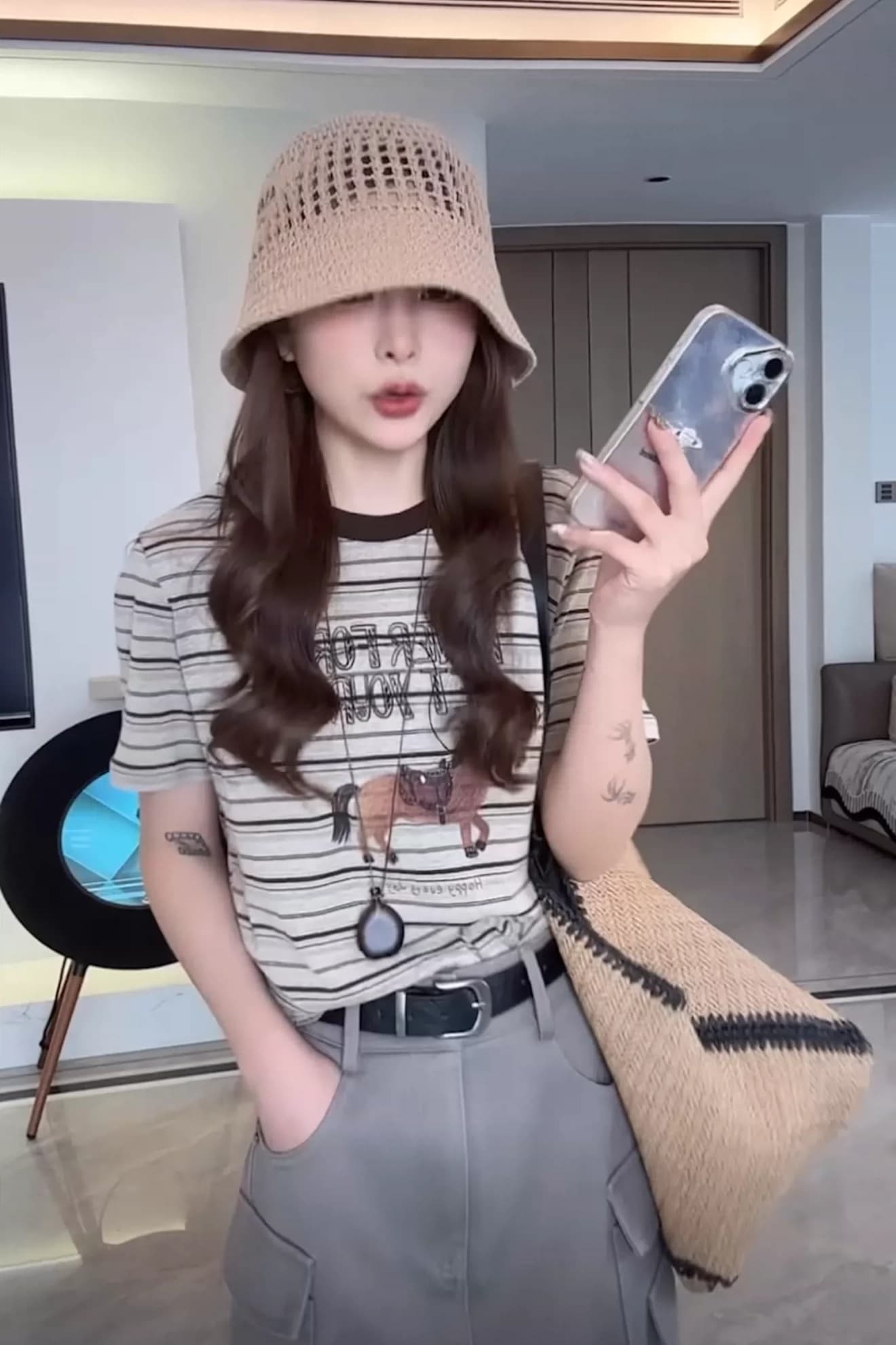 한 부서 캐주얼 다용도 알파벳 작은 말 스트라이프 반팔 티셔츠 여성 여름 디자인 센스 작은 대중 고유 한 아름다운 맨위 상세 이미지 11