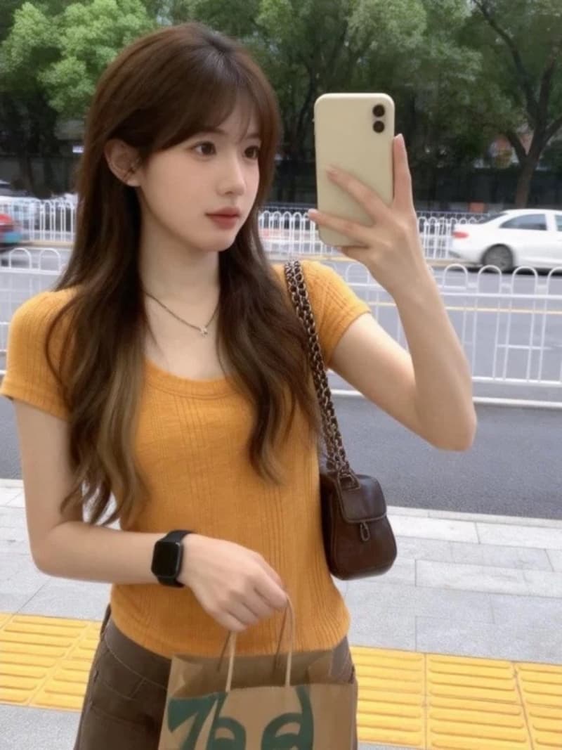 얼음 차가운 실크 u 칼라 긍정적 인 어깨 반팔 티셔츠 여성 2026 여름 새로운 한 부서 몸매 가꾸기 쇼트 스타일 슬림해 보이는 맨위 이미지 4