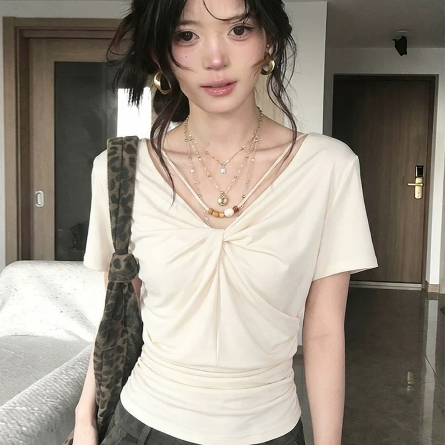 아메리칸 핫걸 바람 V넥 비틀림 반팔 티셔츠 여성 여름 디자인 센스 주름 품격 맨위 이미지 5