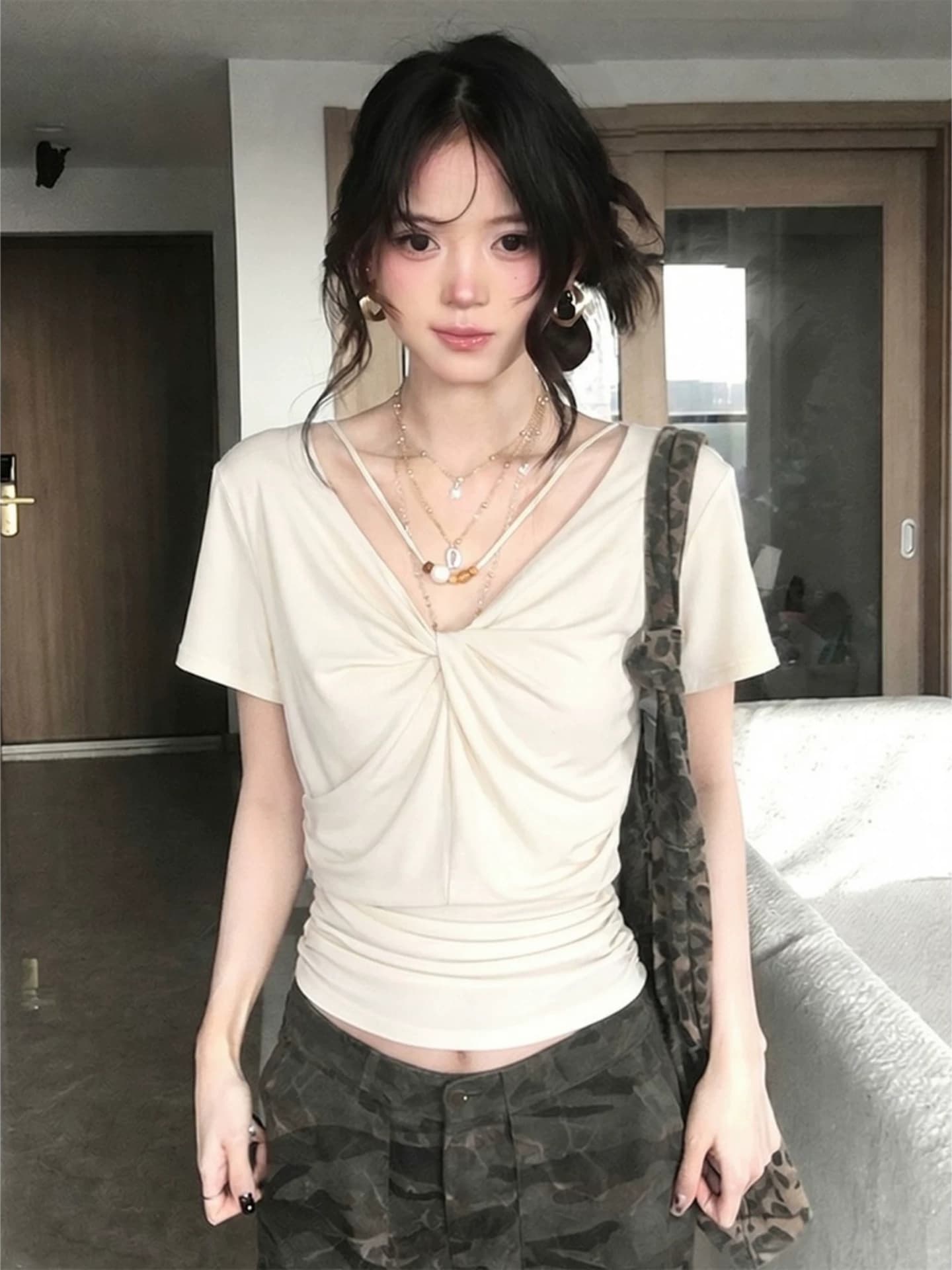 아메리칸 핫걸 바람 V넥 비틀림 반팔 티셔츠 여성 여름 디자인 센스 주름 품격 맨위 상세 이미지 1