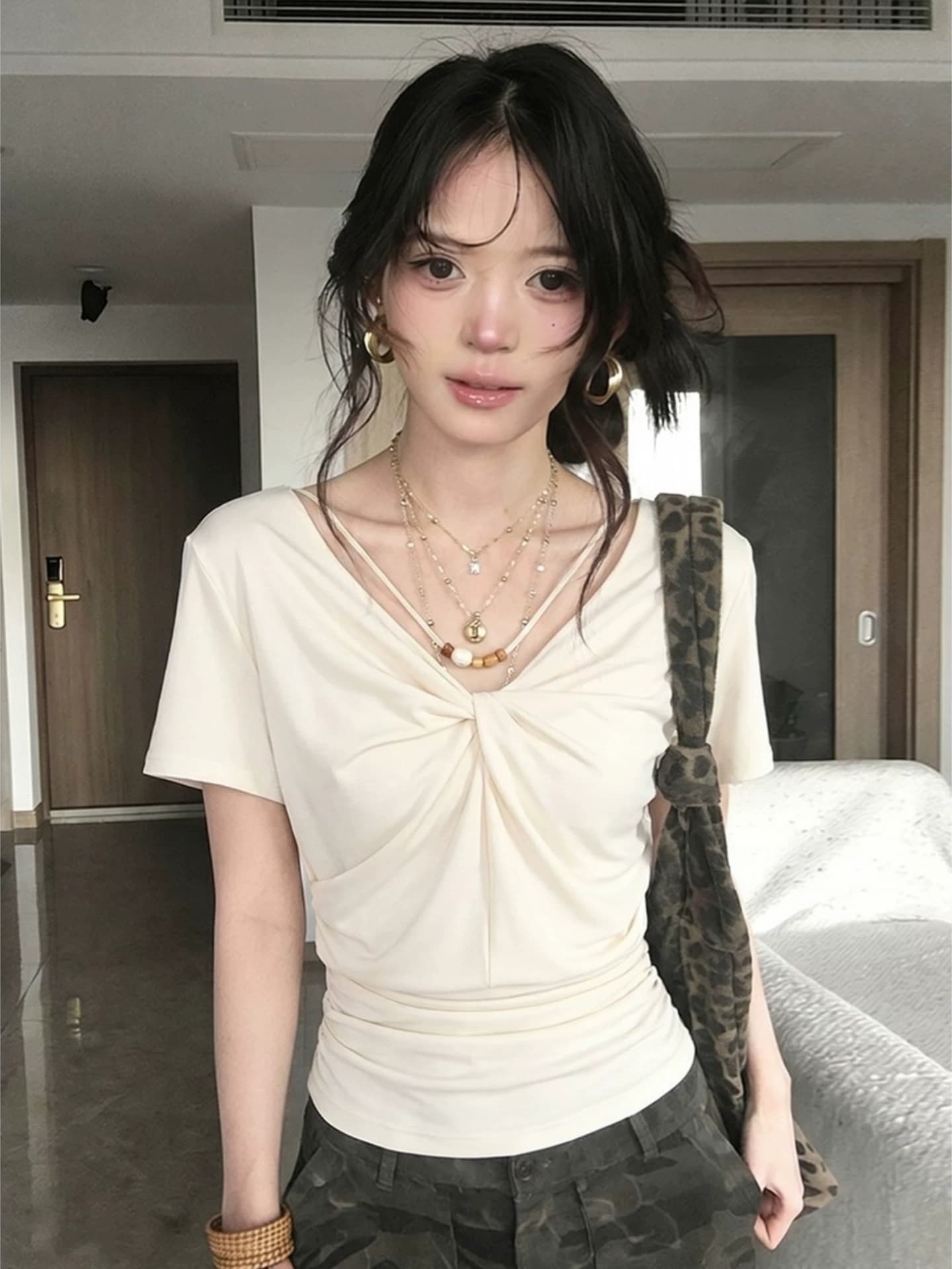 아메리칸 핫걸 바람 V넥 비틀림 반팔 티셔츠 여성 여름 디자인 센스 주름 품격 맨위 상세 이미지 2