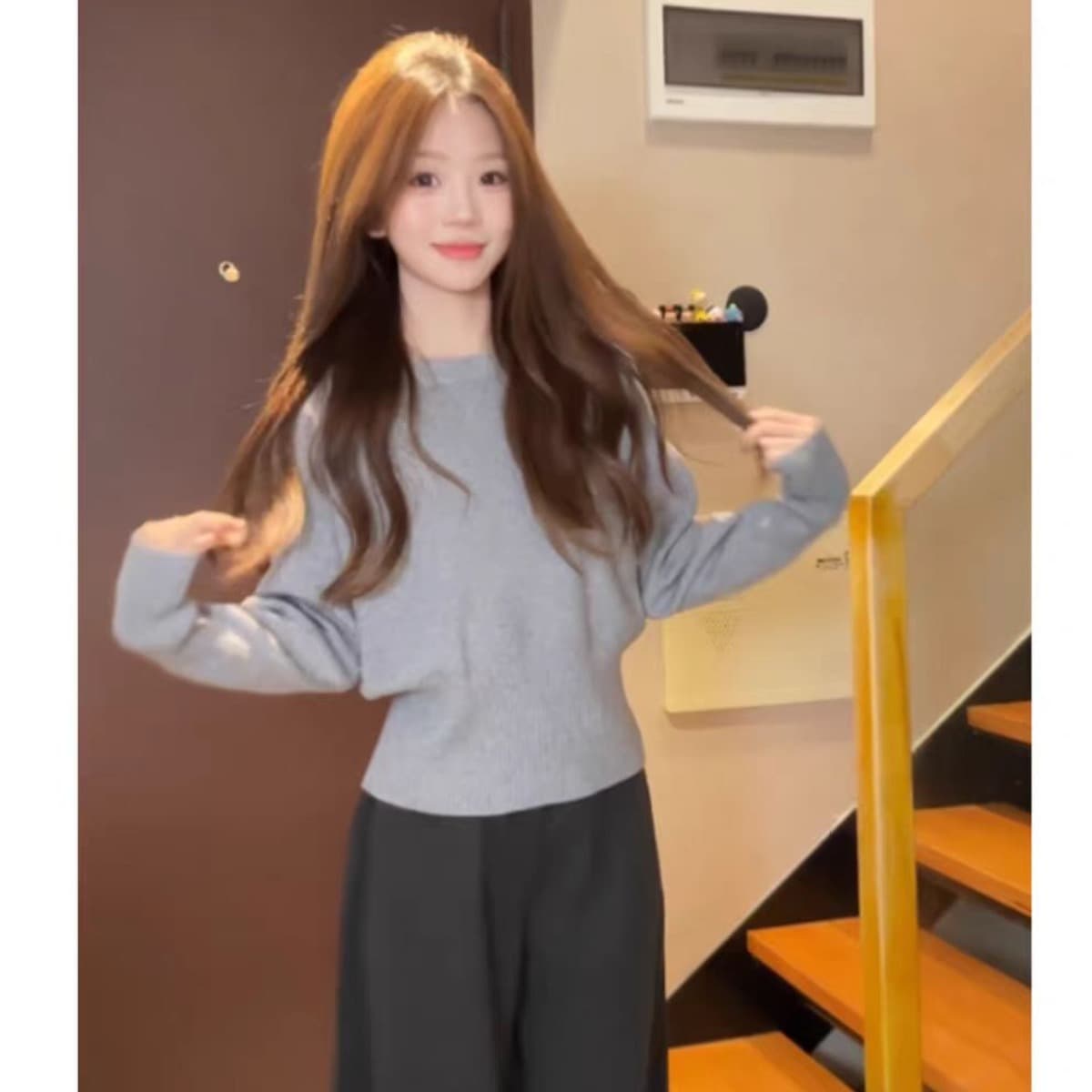 풀오버 허리 수축 새로운 2026 가을 겨울 단색 스웨터 디자인 센스 긴팔 다용도 연령 감소 패션 니트 스웨터 이미지 2