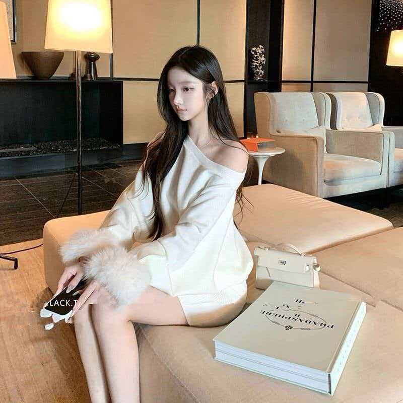 비스듬한 어깨 털 머리 소매 니트 타이트 스커트 슬림해 보이는 여성 드레스 패션 품격 오프숄더 2025 가을 겨울 디자인 센스 이미지 2