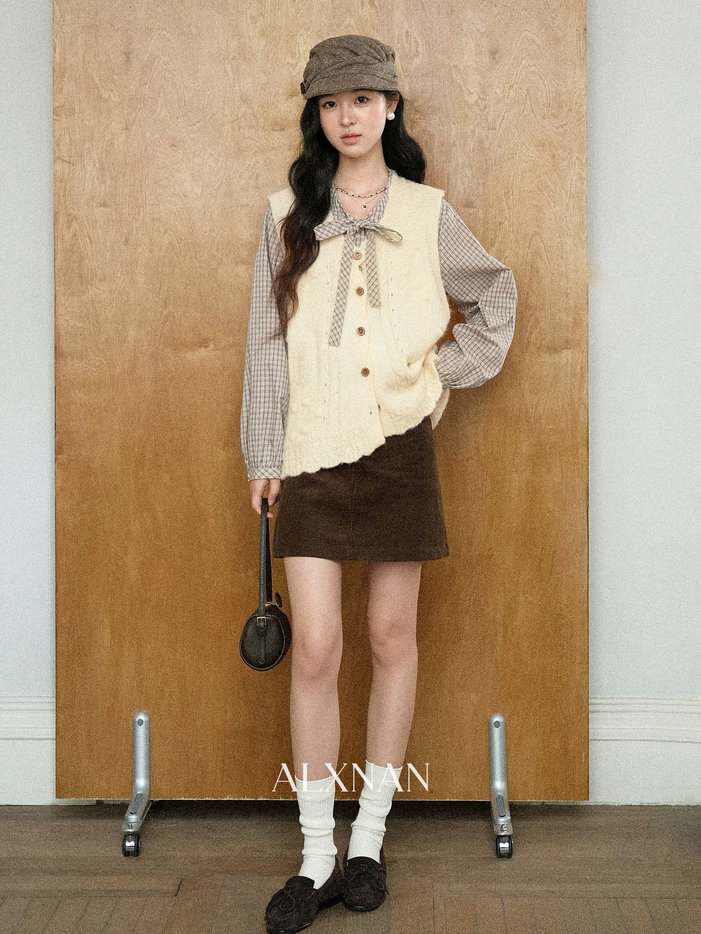 화이트 조끼 여성 가을 레트로 스타일 V넥 질감 센스 루즈핏 민소매 맨위 상세 이미지 2
