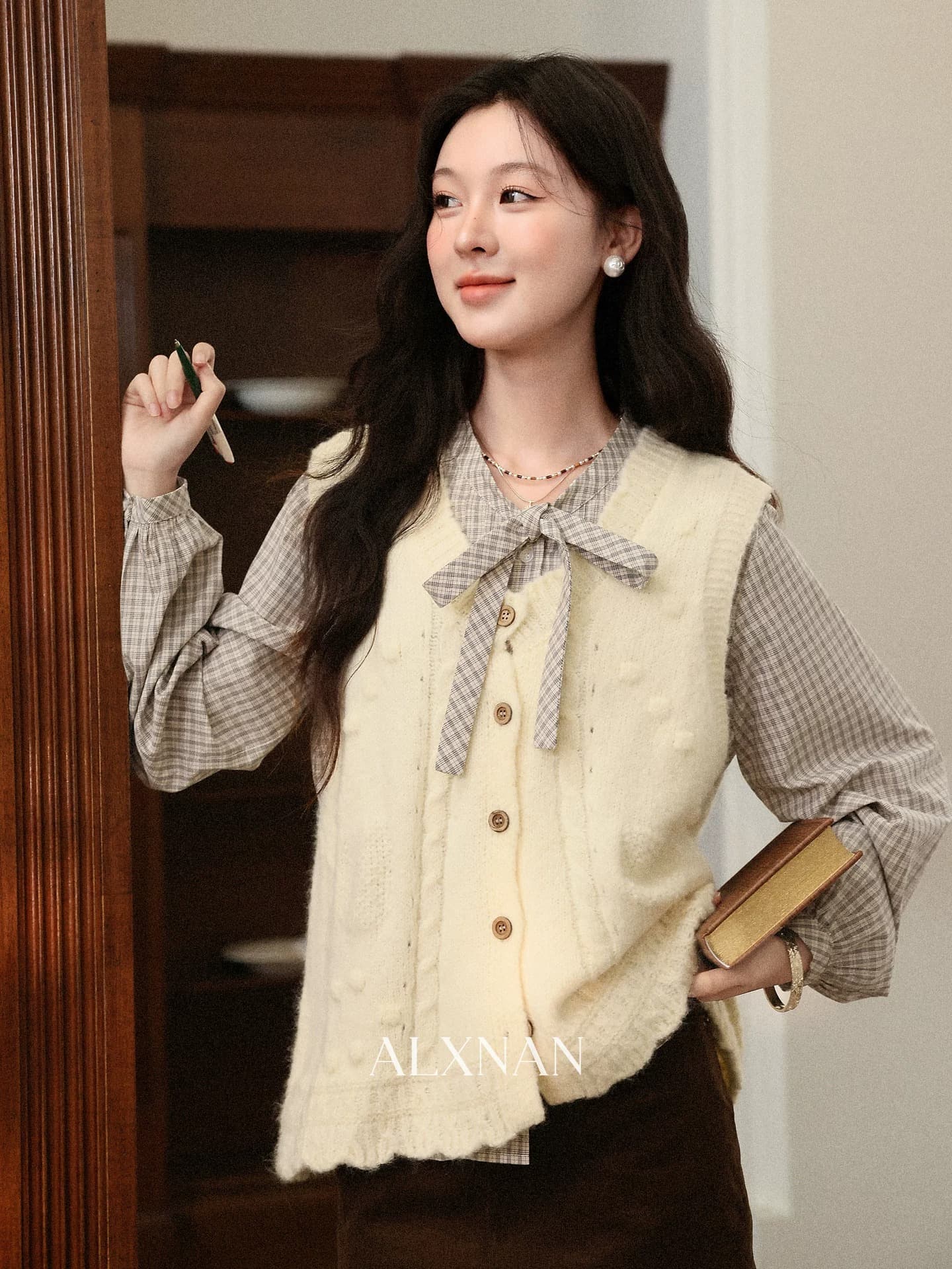 화이트 조끼 여성 가을 레트로 스타일 V넥 질감 센스 루즈핏 민소매 맨위 상세 이미지 3