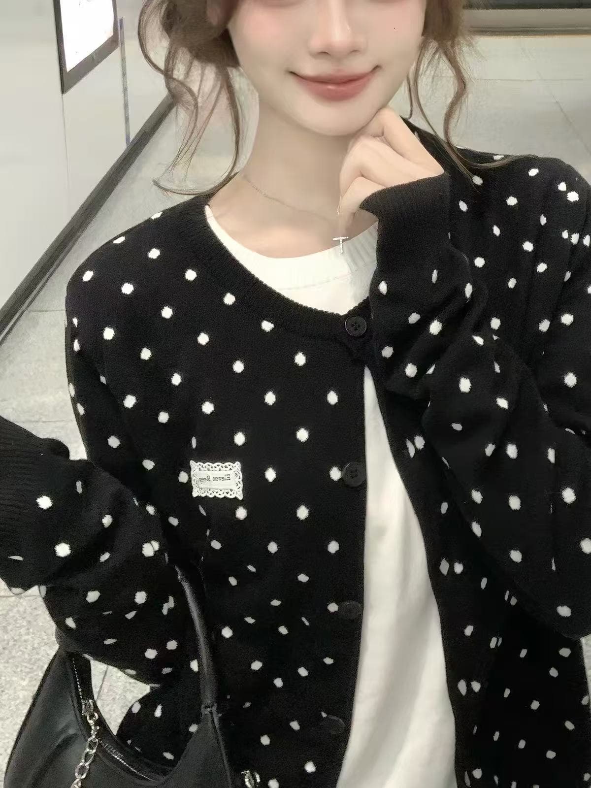 이른 가을 검정색 도트 무늬 라운드 넥 페이크 레이어드 니트 오픈 가디건 여성 가을 2026 새로운 작은 키 이른 가을 스웨터 코트 이미지 4