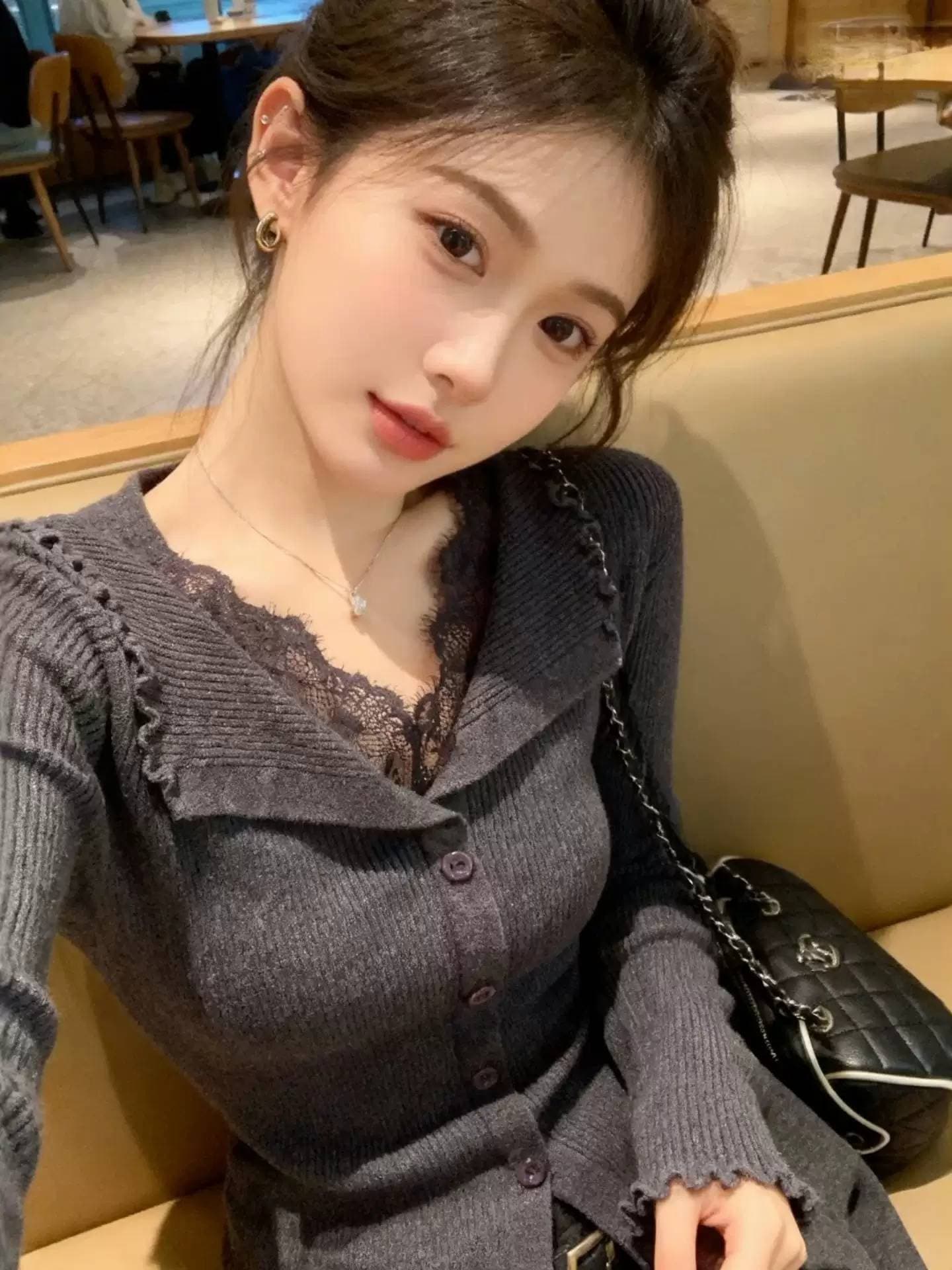 회색 V넥 레이스 측면 몸매 가꾸기 니트 스웨터 스웨터 여자 2026 봄 드레스 새로운 착용 가져 가라. 인사이드 가져 가라. 만나는 맨위 상세 이미지 5