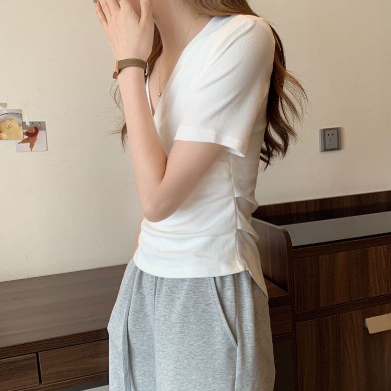 92 면 8 암모니아 Lun 2025 여름 새로운 작은 키 반팔 티셔츠 여성 디자인 센스 작은 대중 V넥 맨위 다용도 상세 이미지 13
