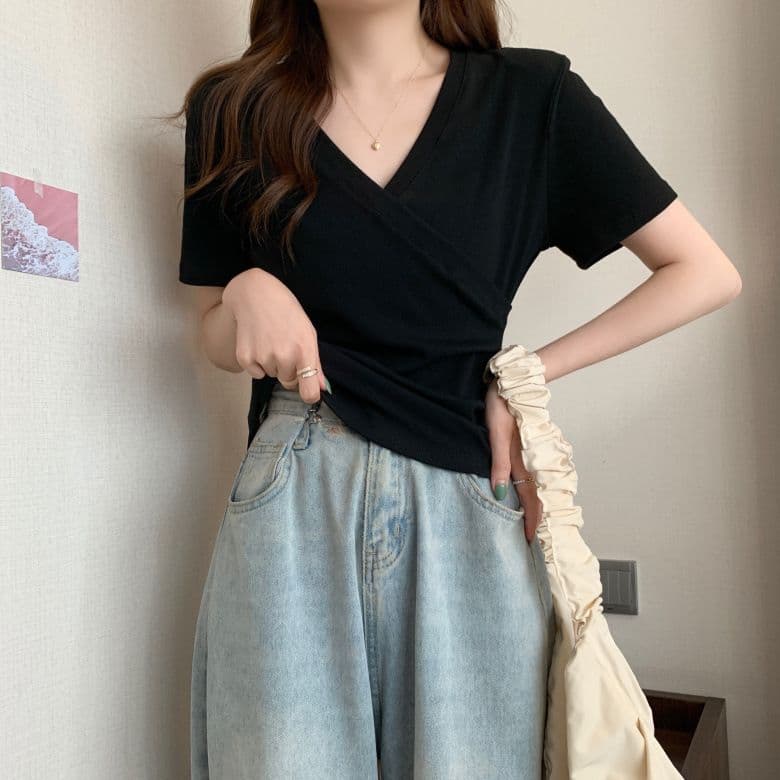 92 면 8 암모니아 Lun 2025 여름 새로운 작은 키 반팔 티셔츠 여성 디자인 센스 작은 대중 V넥 맨위 다용도 상세 이미지 15