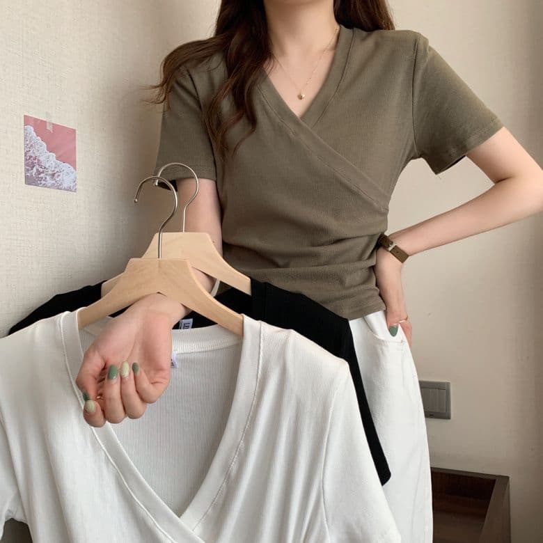 92 면 8 암모니아 Lun 2025 여름 새로운 작은 키 반팔 티셔츠 여성 디자인 센스 작은 대중 V넥 맨위 다용도 상세 이미지 23