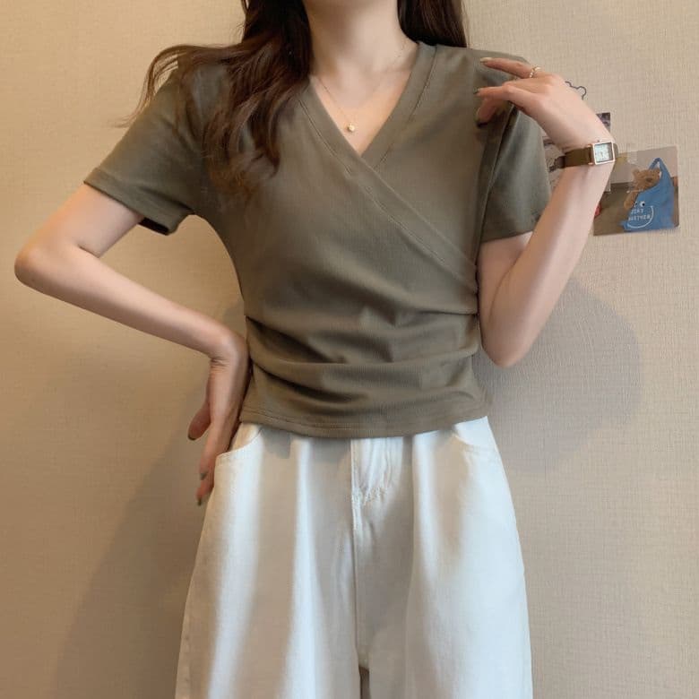 92 면 8 암모니아 Lun 2025 여름 새로운 작은 키 반팔 티셔츠 여성 디자인 센스 작은 대중 V넥 맨위 다용도 상세 이미지 32