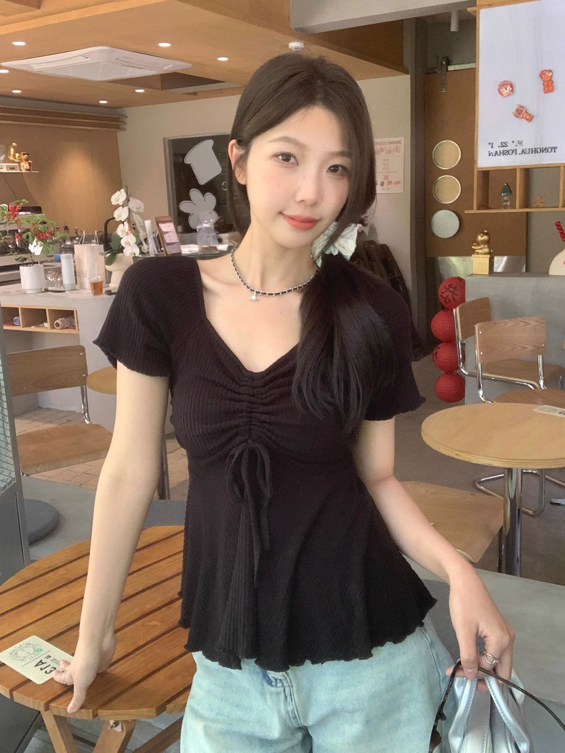 원본 솜씨 빅 사이즈 순수한 욕망 바람 주름 V넥 반팔 여성 2026 여름 표지 배 슬림해 보이는 Chic 쇼트 스타일 티셔츠 상세 이미지 8