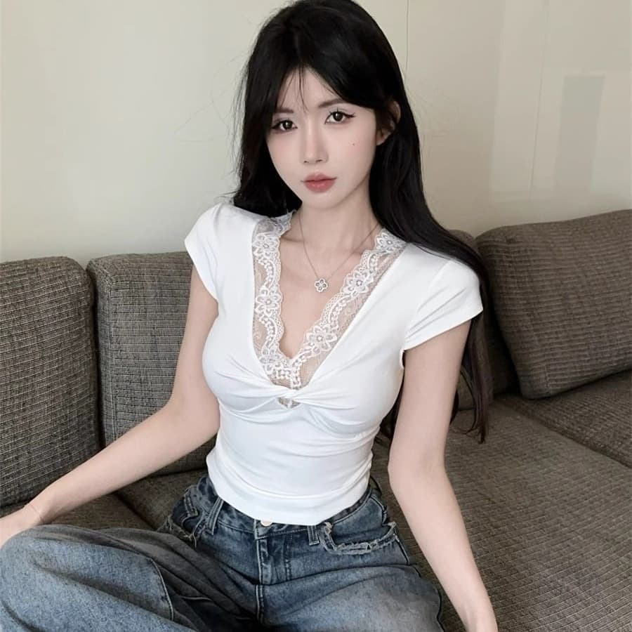 레이스 조각 비틀림 V넥 반팔 티셔츠 여성 여름 디자인 센스 몸매 가꾸기 화이트 순수한 색 욕망 바람 타이트 슬림해 보이는 맨위