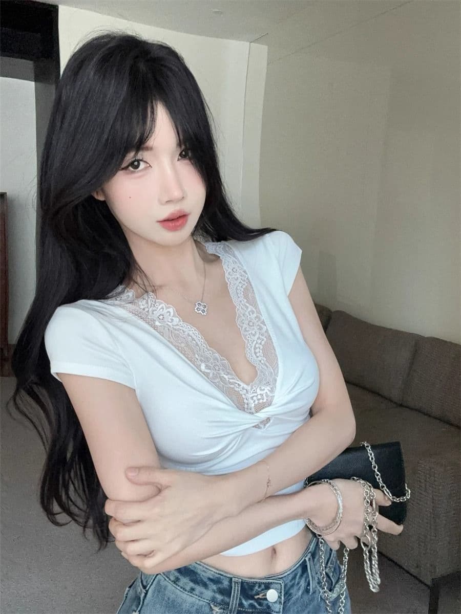 레이스 조각 비틀림 V넥 반팔 티셔츠 여성 여름 디자인 센스 몸매 가꾸기 화이트 순수한 색 욕망 바람 타이트 슬림해 보이는 맨위 상세 이미지 4