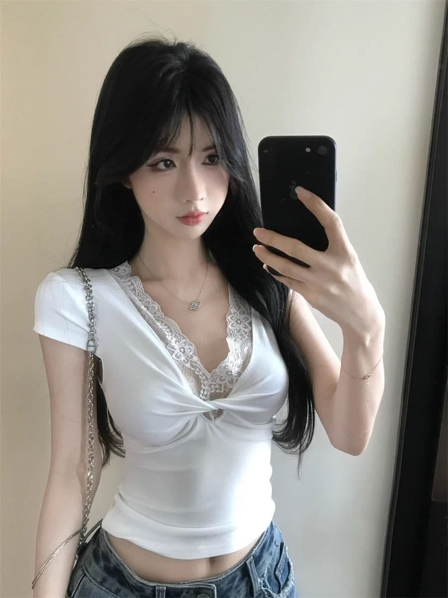 레이스 조각 비틀림 V넥 반팔 티셔츠 여성 여름 디자인 센스 몸매 가꾸기 화이트 순수한 색 욕망 바람 타이트 슬림해 보이는 맨위 상세 이미지 8