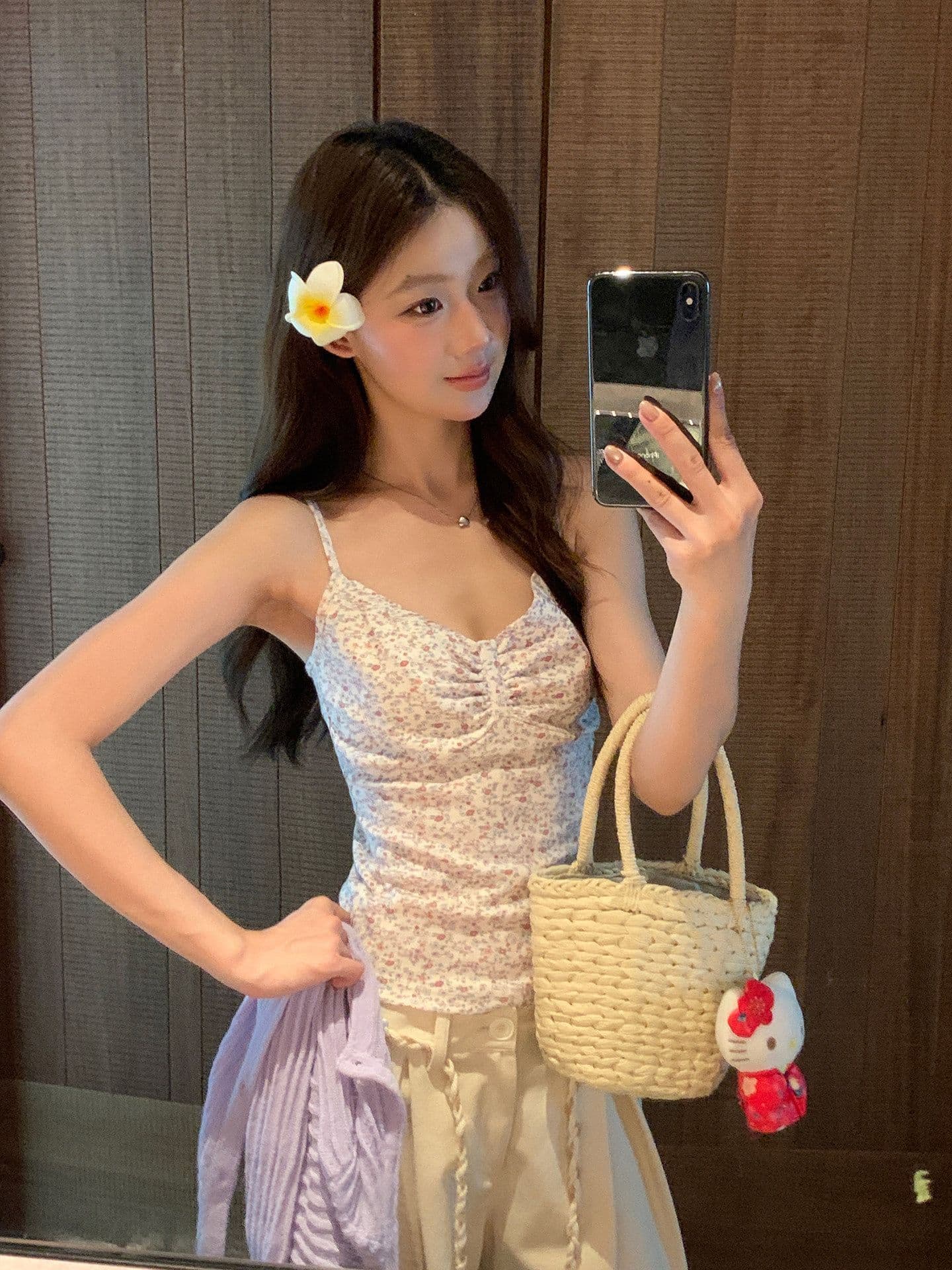 보라색 꽃무늬 캐미솔 인사이드 가져 가라. 이른 봄 새로운 몸매 가꾸기 아름다운 자이언트 잘 생긴 슬림해 보이는 다용도 쇼트 스타일 맨위