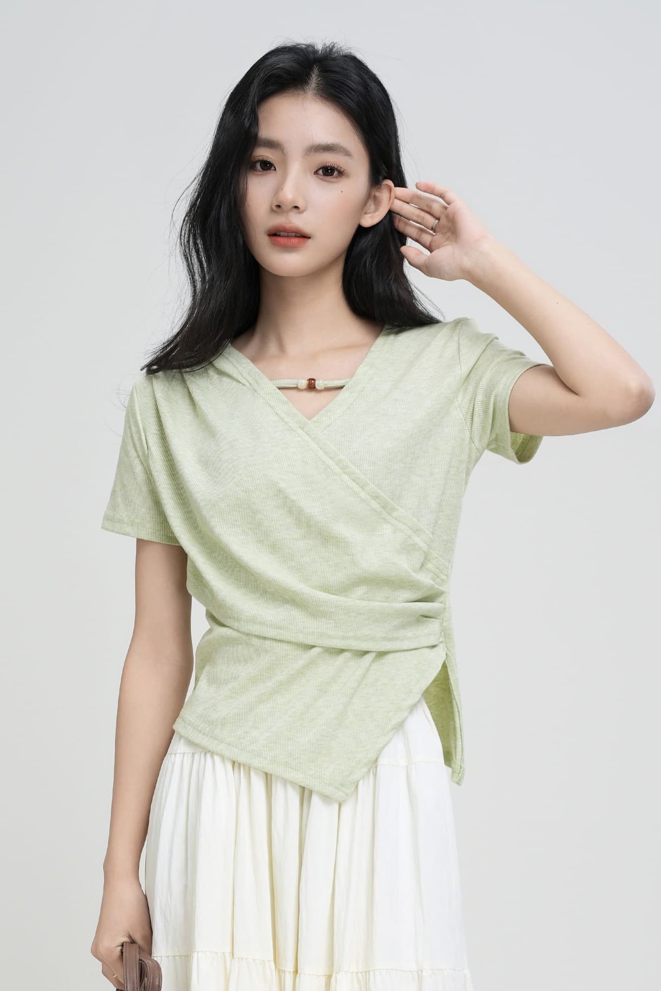 허리 수축 슬림해 보이는 V넥 반팔 캐주얼 바람 여성 2026 년 여름 새로운 불규칙 십자가 긍정적 인 어깨 품격 맨위 이미지 6