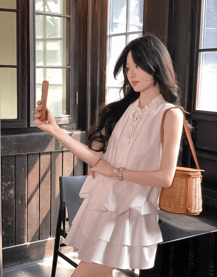 부드러운 바람 V넥 레이스업 황색 꽃밭 여성 드레스 새로운 다용도 슬림해 보이는 한 마디 민소매 미니 스커트 반바지 세트 상세 이미지 6