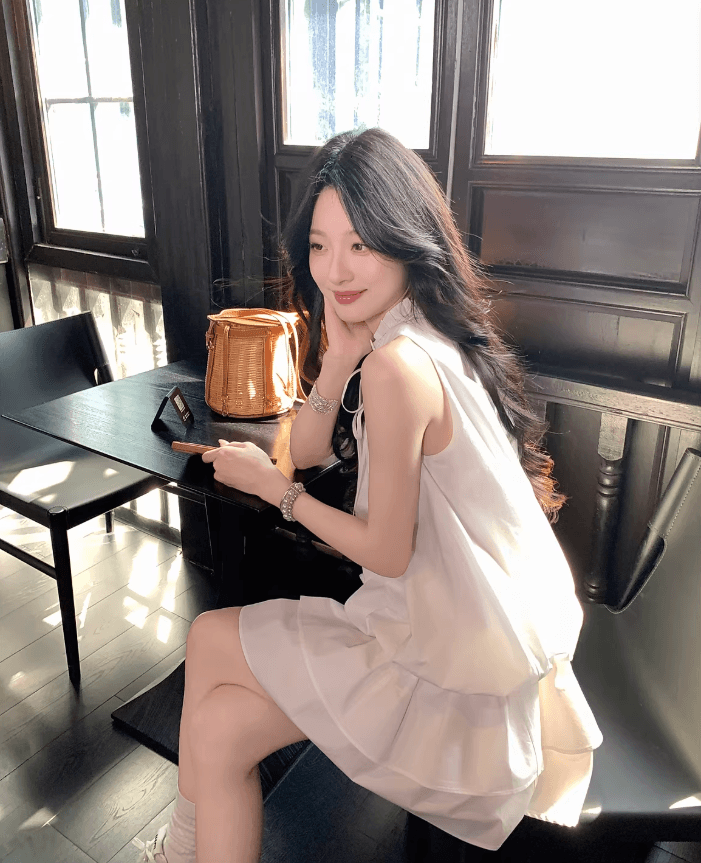 부드러운 바람 V넥 레이스업 황색 꽃밭 여성 드레스 새로운 다용도 슬림해 보이는 한 마디 민소매 미니 스커트 반바지 세트 상세 이미지 7