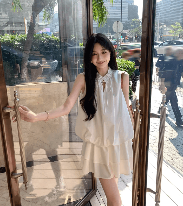 부드러운 바람 V넥 레이스업 황색 꽃밭 여성 드레스 새로운 다용도 슬림해 보이는 한 마디 민소매 미니 스커트 반바지 세트 상세 이미지 11
