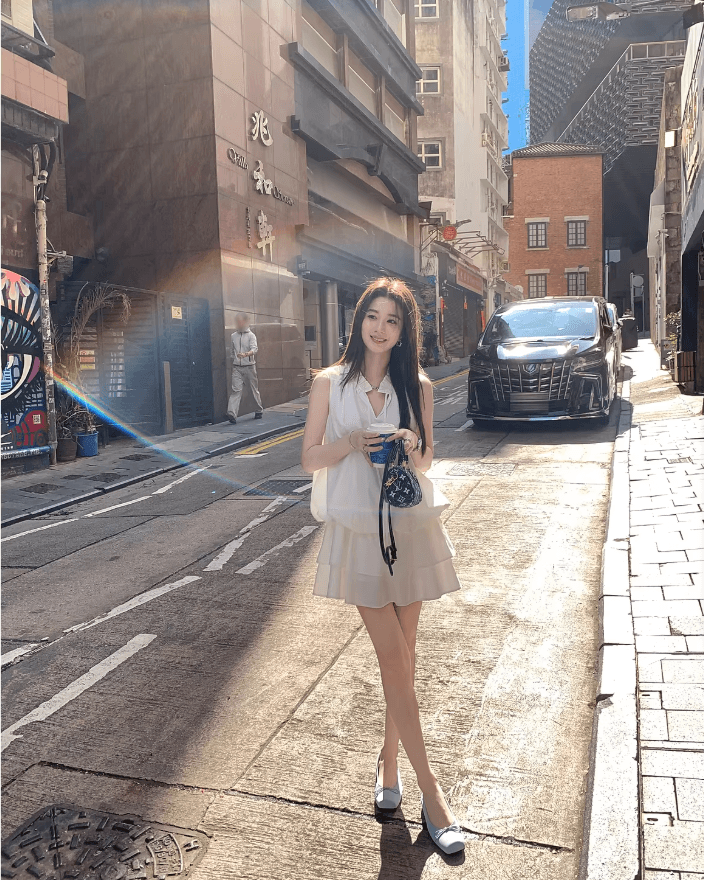 부드러운 바람 V넥 레이스업 황색 꽃밭 여성 드레스 새로운 다용도 슬림해 보이는 한 마디 민소매 미니 스커트 반바지 세트 상세 이미지 16