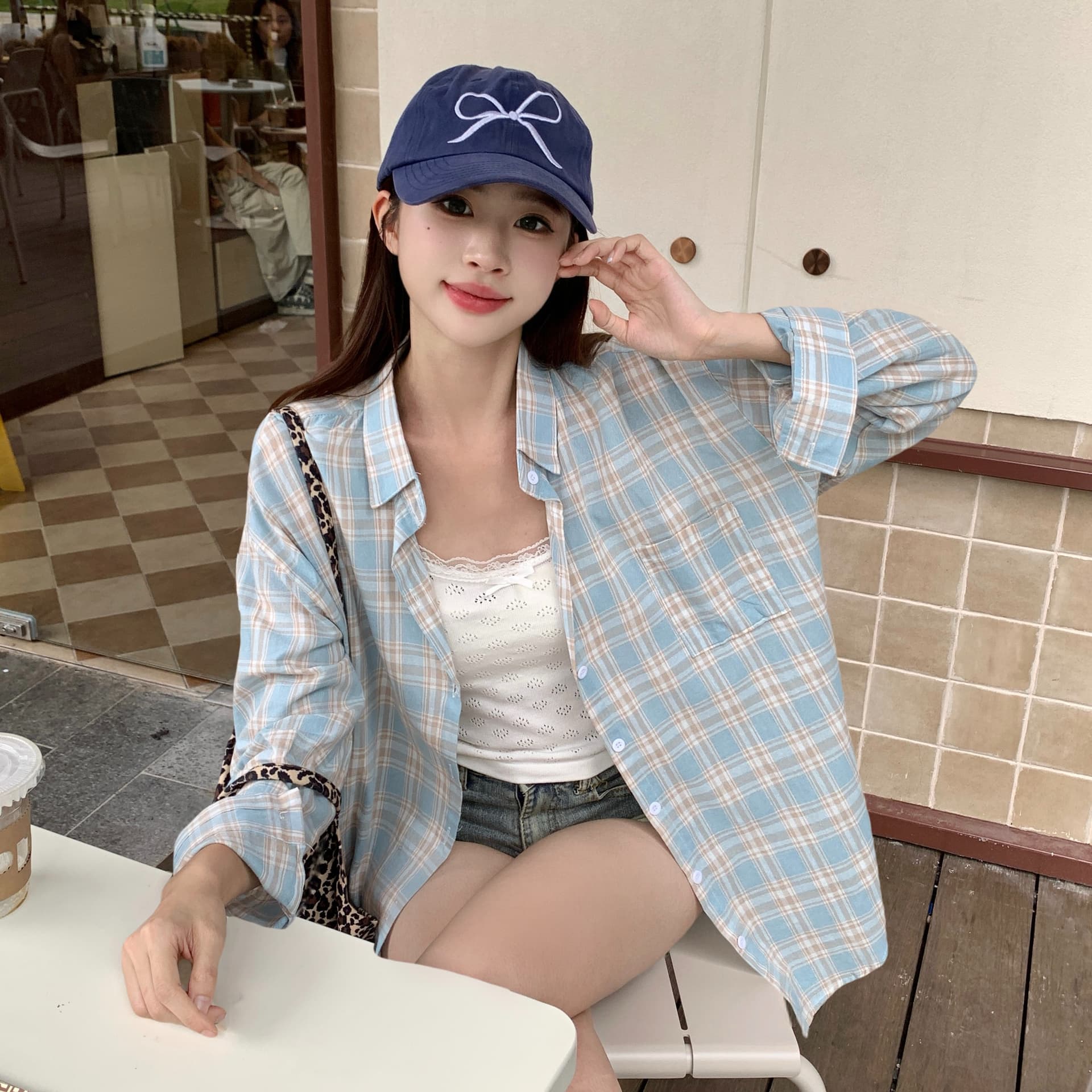 실사 파란색 체크무늬 여성 셔츠 2025 봄 여름 외부 가져 가라. 디자인 센스 작은 대중 패션 셔츠 여름 재킷 이미지 2