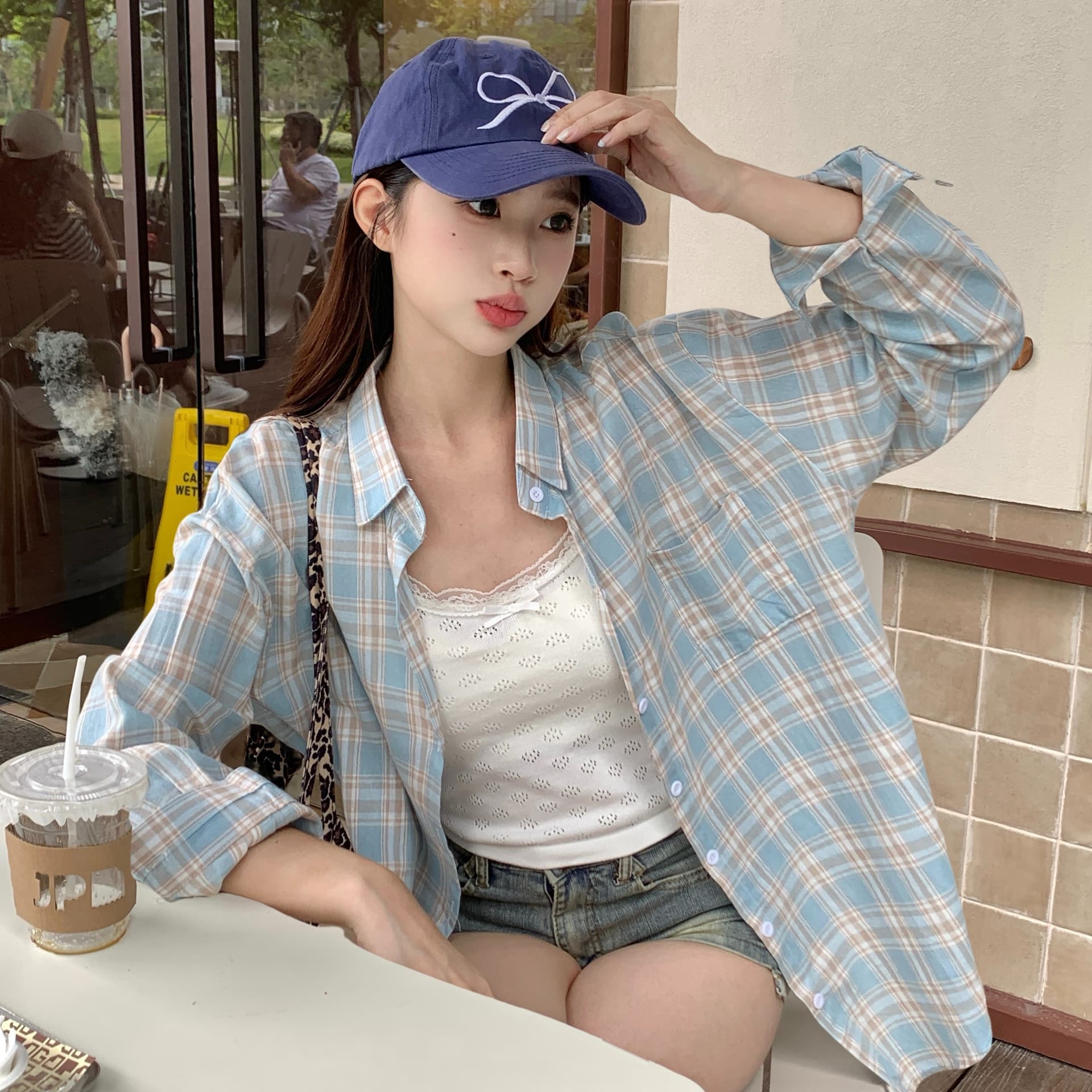실사 파란색 체크무늬 여성 셔츠 2025 봄 여름 외부 가져 가라. 디자인 센스 작은 대중 패션 셔츠 여름 재킷 이미지 5