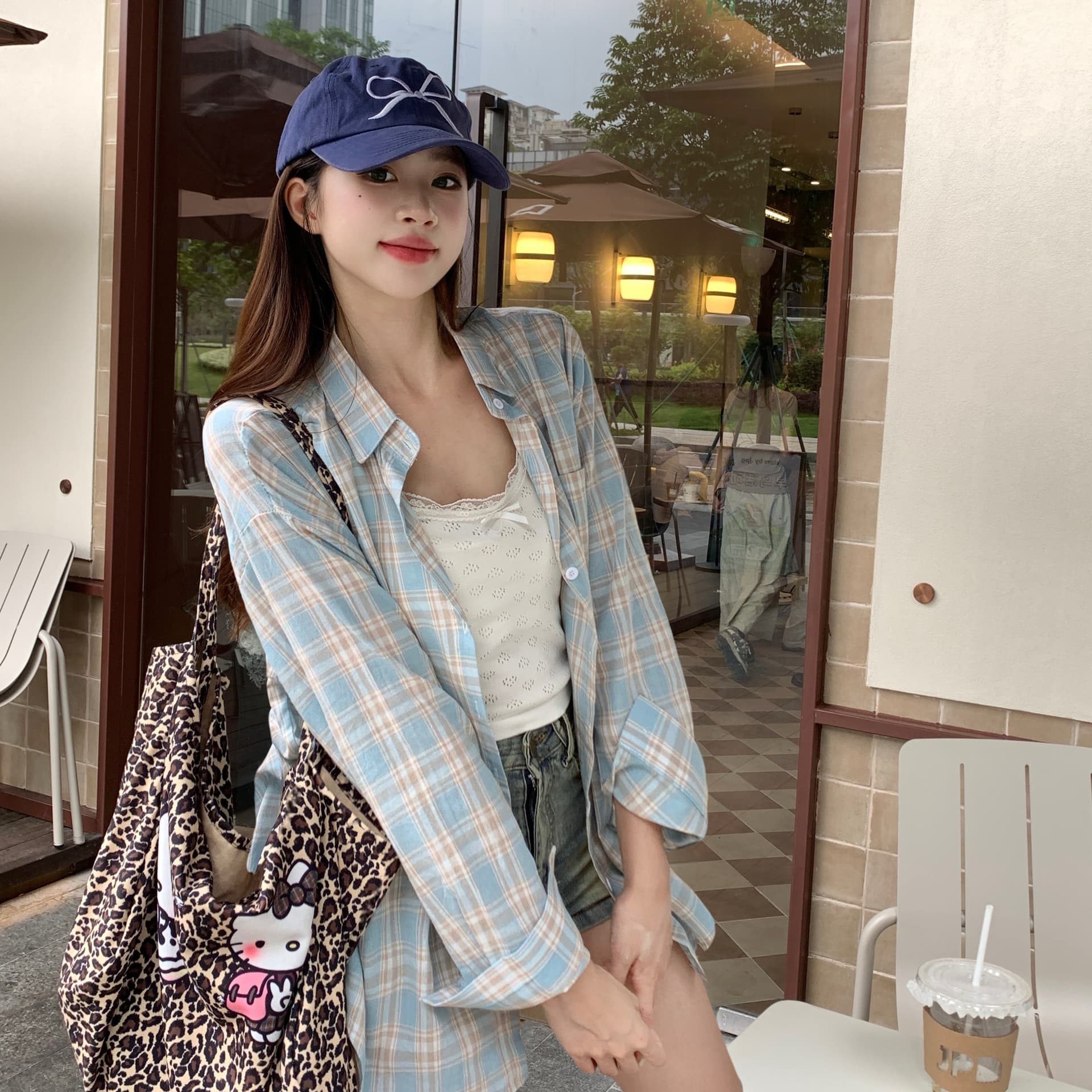 실사 파란색 체크무늬 여성 셔츠 2025 봄 여름 외부 가져 가라. 디자인 센스 작은 대중 패션 셔츠 여름 재킷 이미지 4