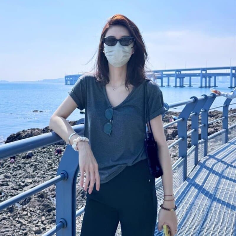 한 부서 레트로 회색 u 칼라 반팔 티셔츠 여성 2026 여름 고급 센스 슬림해 보이는 긍정적 인 어깨 동정 쇼트 스타일 맨위 얇은 이미지 5