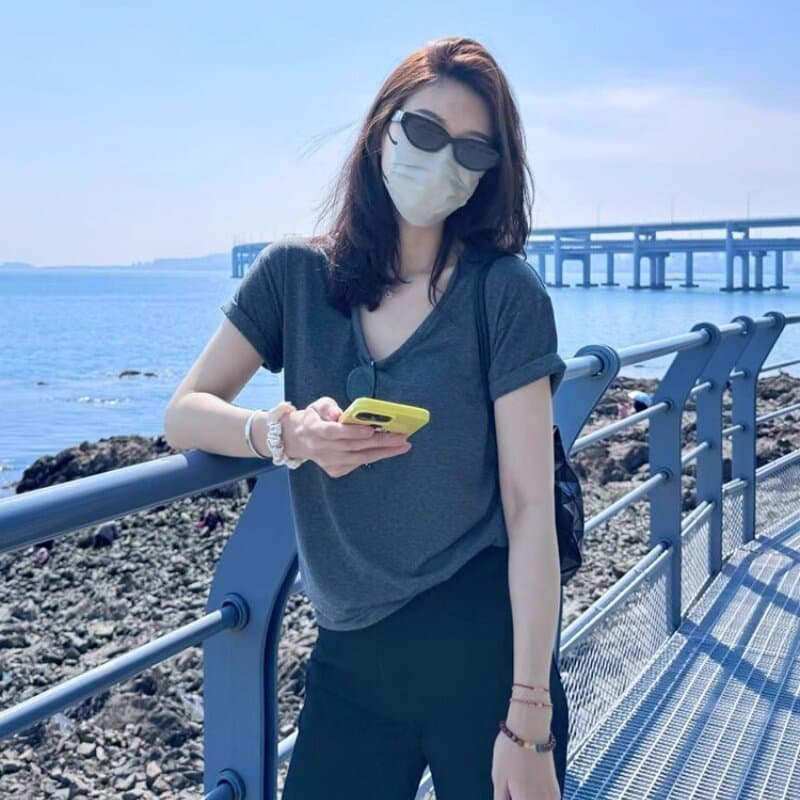 한 부서 레트로 회색 u 칼라 반팔 티셔츠 여성 2026 여름 고급 센스 슬림해 보이는 긍정적 인 어깨 동정 쇼트 스타일 맨위 얇은 이미지 4
