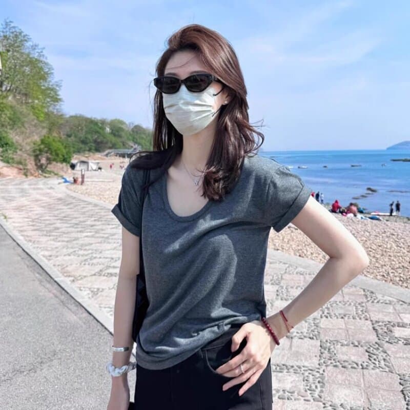 한 부서 레트로 회색 u 칼라 반팔 티셔츠 여성 2026 여름 고급 센스 슬림해 보이는 긍정적 인 어깨 동정 쇼트 스타일 맨위 얇은 이미지 3