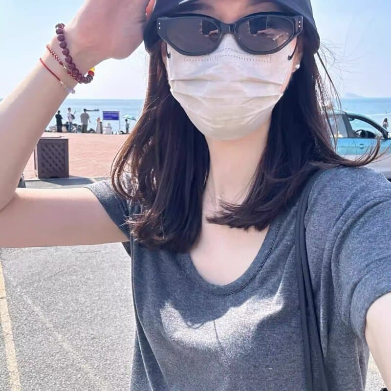 한 부서 레트로 회색 u 칼라 반팔 티셔츠 여성 2026 여름 고급 센스 슬림해 보이는 긍정적 인 어깨 동정 쇼트 스타일 맨위 얇은 이미지 2