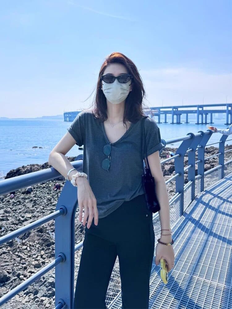 한 부서 레트로 회색 u 칼라 반팔 티셔츠 여성 2026 여름 고급 센스 슬림해 보이는 긍정적 인 어깨 동정 쇼트 스타일 맨위 얇은 상세 이미지 2