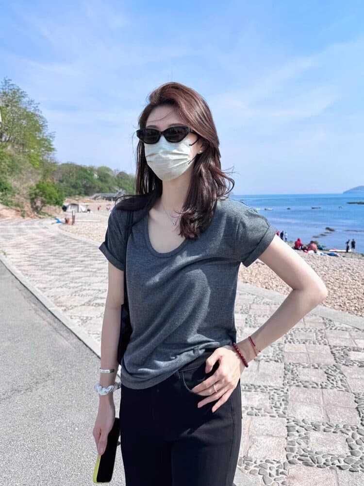 한 부서 레트로 회색 u 칼라 반팔 티셔츠 여성 2026 여름 고급 센스 슬림해 보이는 긍정적 인 어깨 동정 쇼트 스타일 맨위 얇은 상세 이미지 3