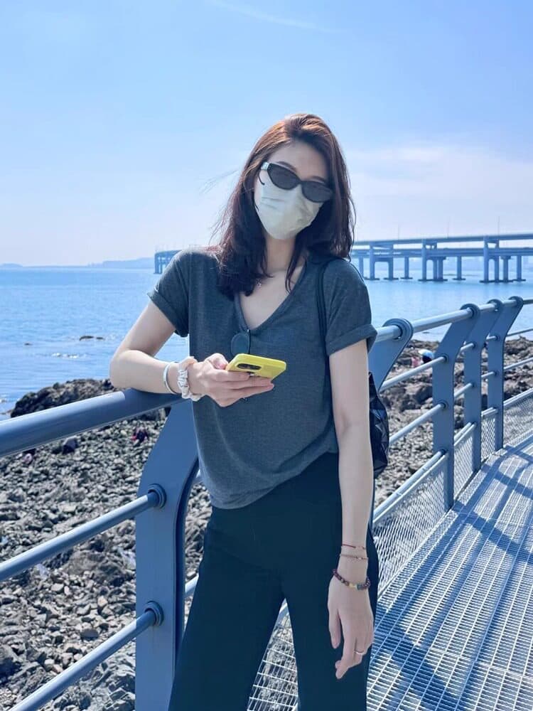 한 부서 레트로 회색 u 칼라 반팔 티셔츠 여성 2026 여름 고급 센스 슬림해 보이는 긍정적 인 어깨 동정 쇼트 스타일 맨위 얇은 상세 이미지 4