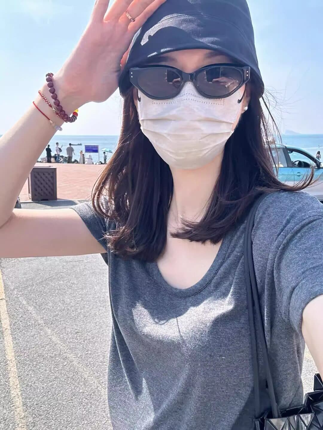 한 부서 레트로 회색 u 칼라 반팔 티셔츠 여성 2026 여름 고급 센스 슬림해 보이는 긍정적 인 어깨 동정 쇼트 스타일 맨위 얇은 상세 이미지 5