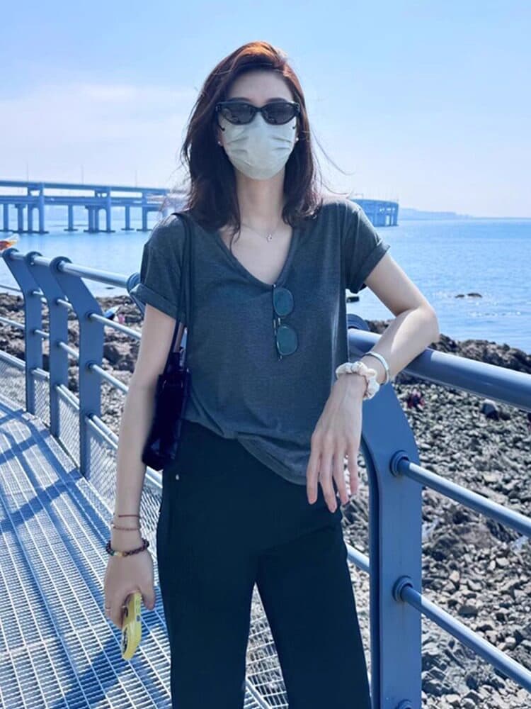 한 부서 레트로 회색 u 칼라 반팔 티셔츠 여성 2026 여름 고급 센스 슬림해 보이는 긍정적 인 어깨 동정 쇼트 스타일 맨위 얇은 상세 이미지 6