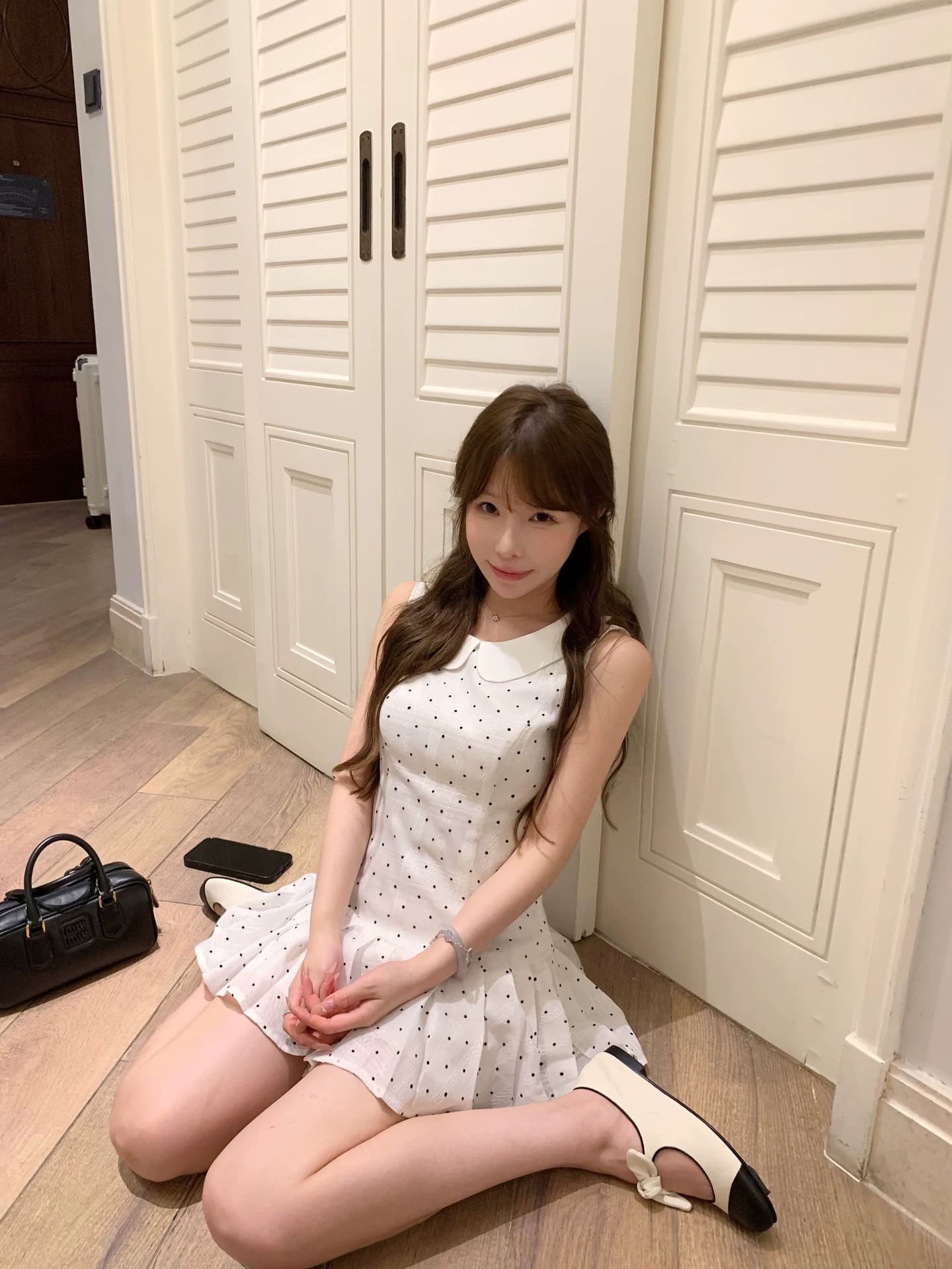 이중층 세트 인사이드 2026 새로운 화이트 도트 무늬 베이비 칼라 조끼 여성 드레스 봄 여름 허리 수축 플리츠 미니 스커트 상세 이미지 5