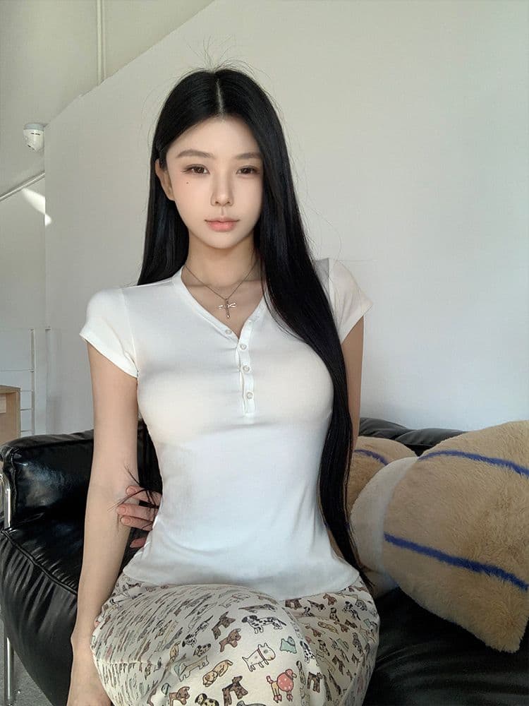 아메리칸 핫걸 V넥 하프 단추 반팔 티셔츠 여름 새로운 디자인 센스 몸매 가꾸기 이슬 쇄골 쇼트 스타일 맨위 여성 상세 이미지 3