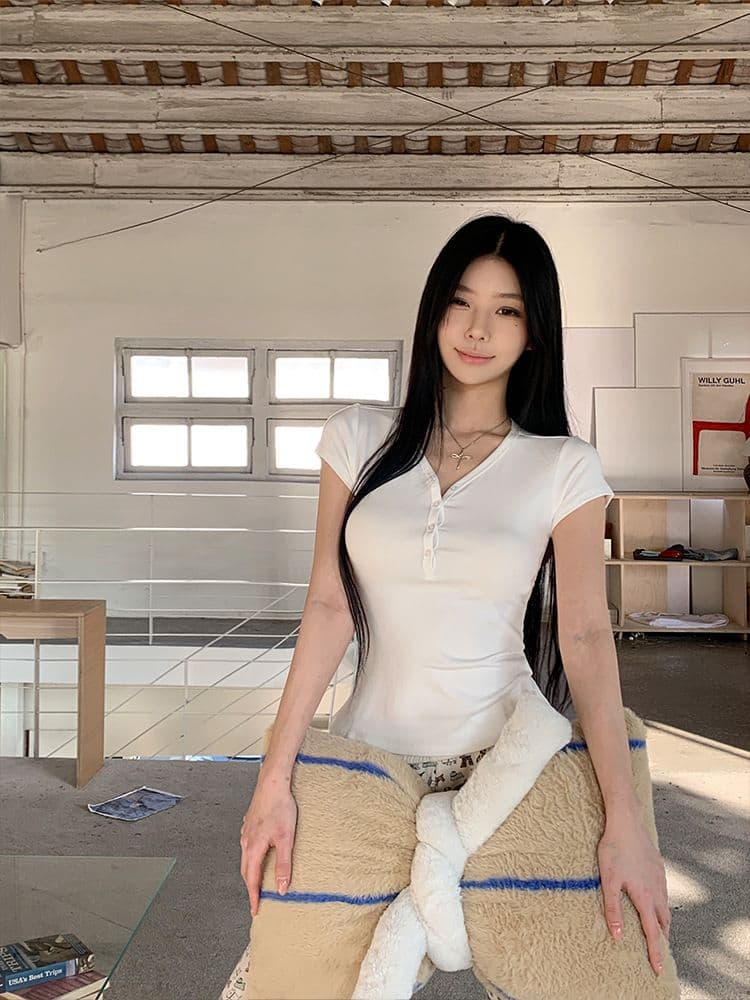 아메리칸 핫걸 V넥 하프 단추 반팔 티셔츠 여름 새로운 디자인 센스 몸매 가꾸기 이슬 쇄골 쇼트 스타일 맨위 여성 상세 이미지 5