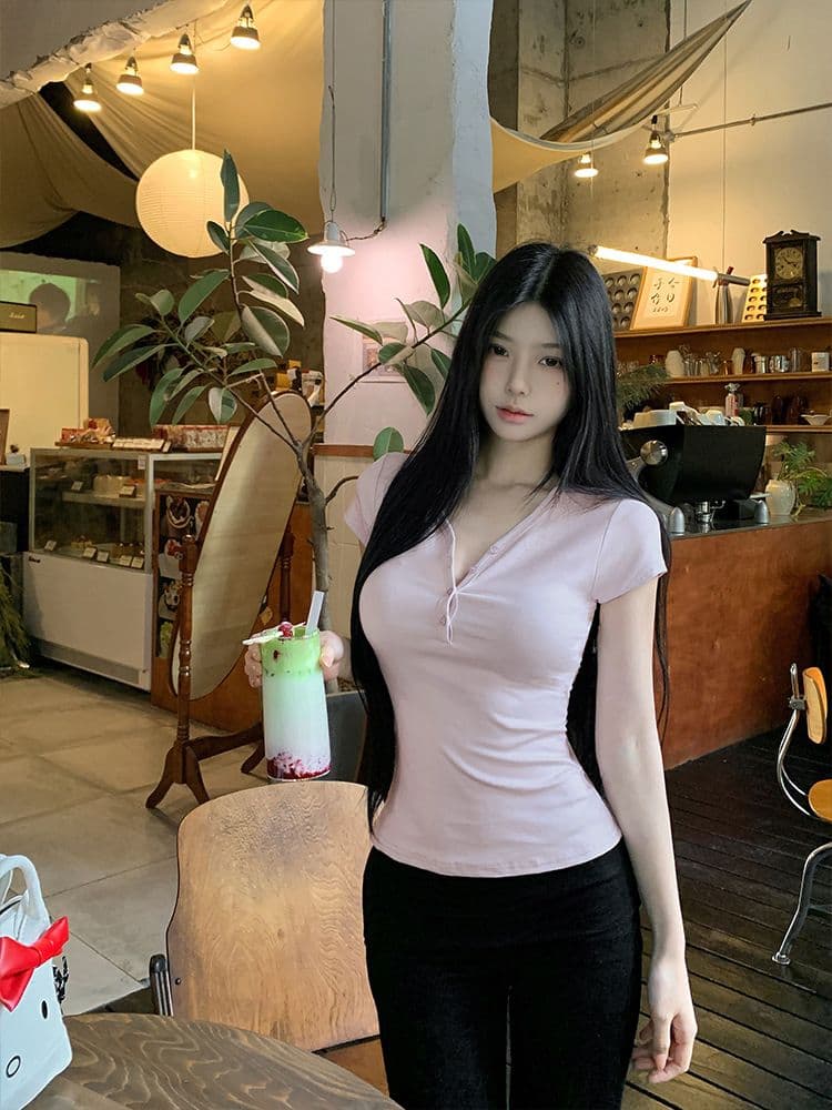 아메리칸 핫걸 V넥 하프 단추 반팔 티셔츠 여름 새로운 디자인 센스 몸매 가꾸기 이슬 쇄골 쇼트 스타일 맨위 여성 상세 이미지 8