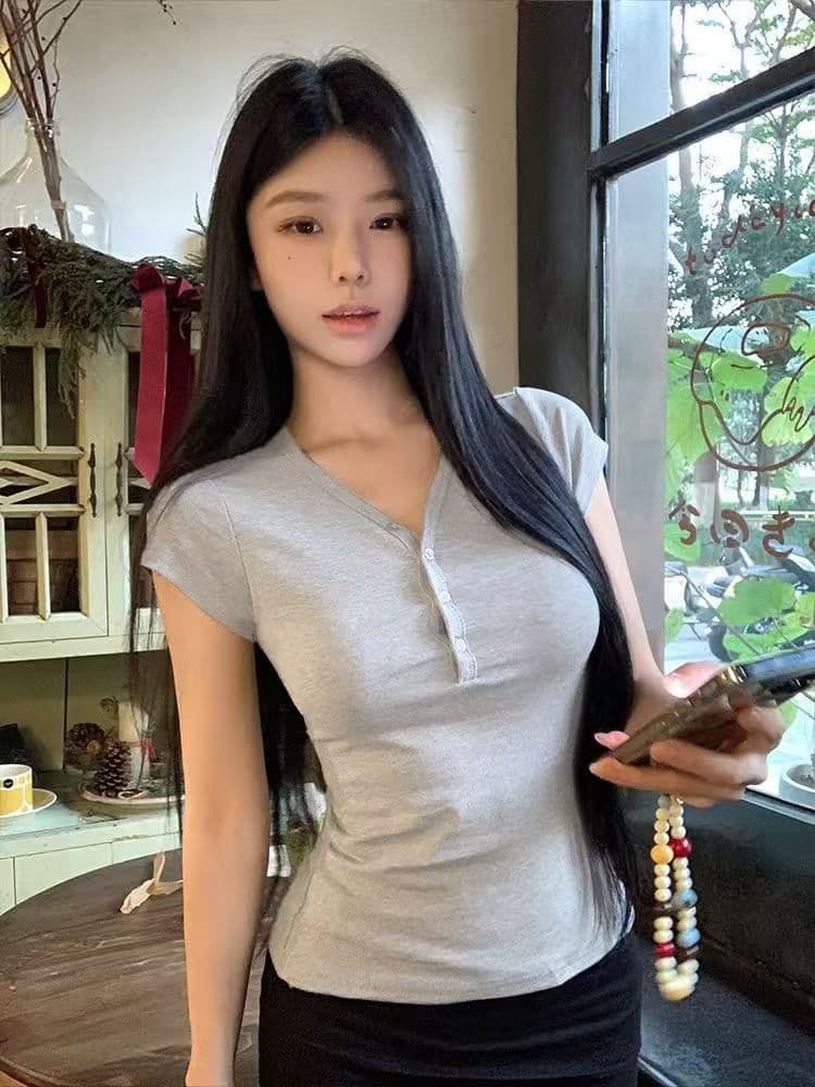 아메리칸 핫걸 V넥 하프 단추 반팔 티셔츠 여름 새로운 디자인 센스 몸매 가꾸기 이슬 쇄골 쇼트 스타일 맨위 여성 상세 이미지 26