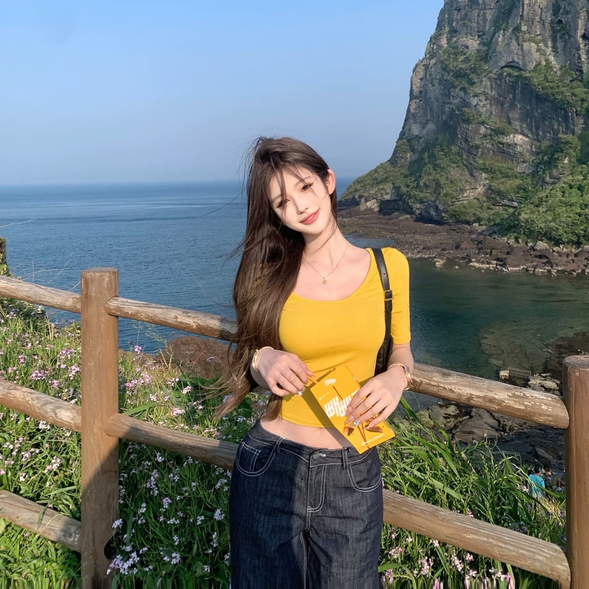 순수한 욕망 긍정적 인 어깨 u 칼라 맨위 여성 한 부서 핫걸 바람 기타 색상 반팔 작은 대중 디자인 몸매 가꾸기 슬림해 보이는 티셔츠 상세 이미지 2