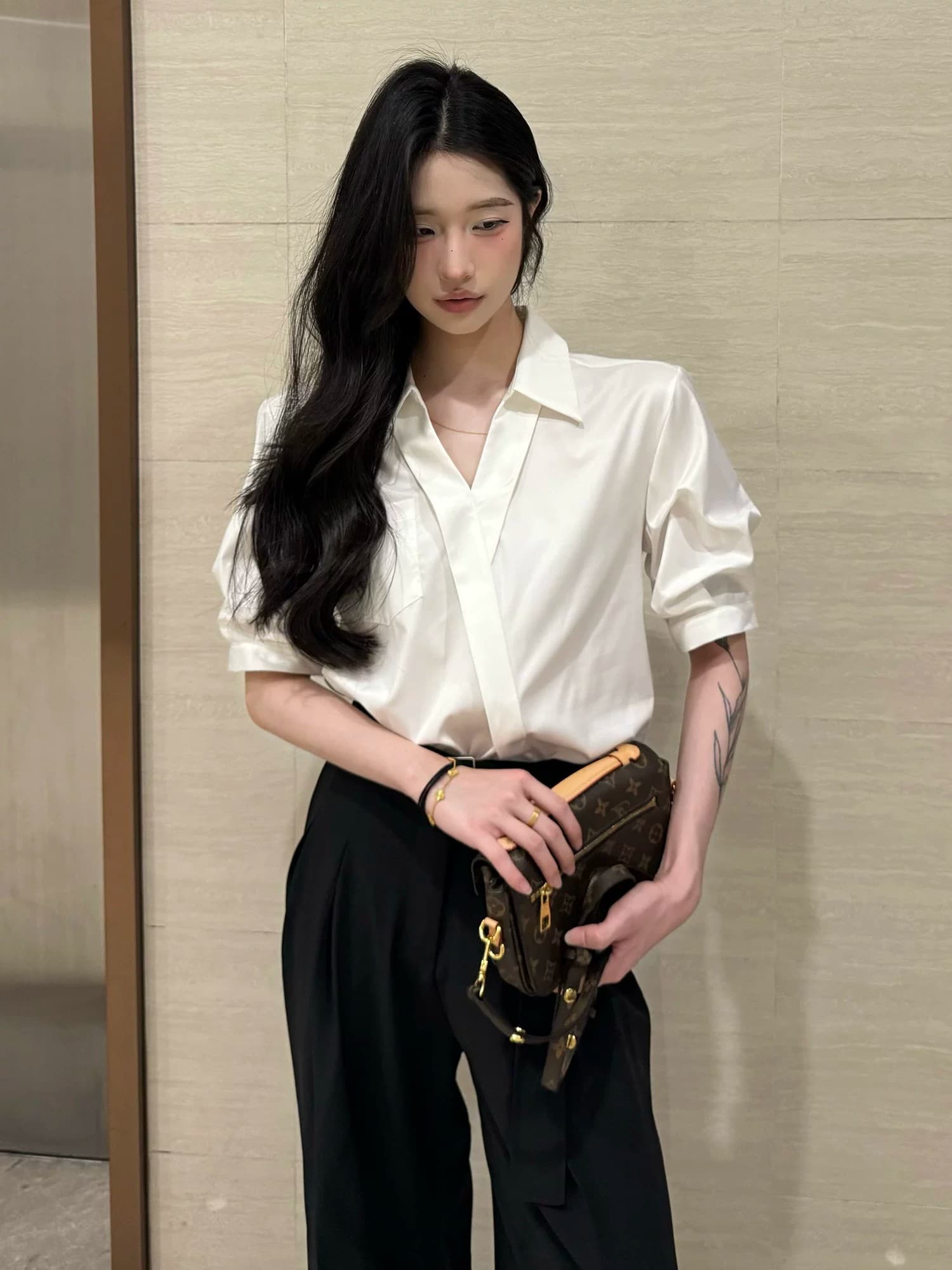 2026 디자인 센스 작은 대중 프랑스식 반팔 셔츠 고유 한 슈퍼 잘 생긴 출퇴근 품격 맨위 면접 V넥 셔츠 이미지 2