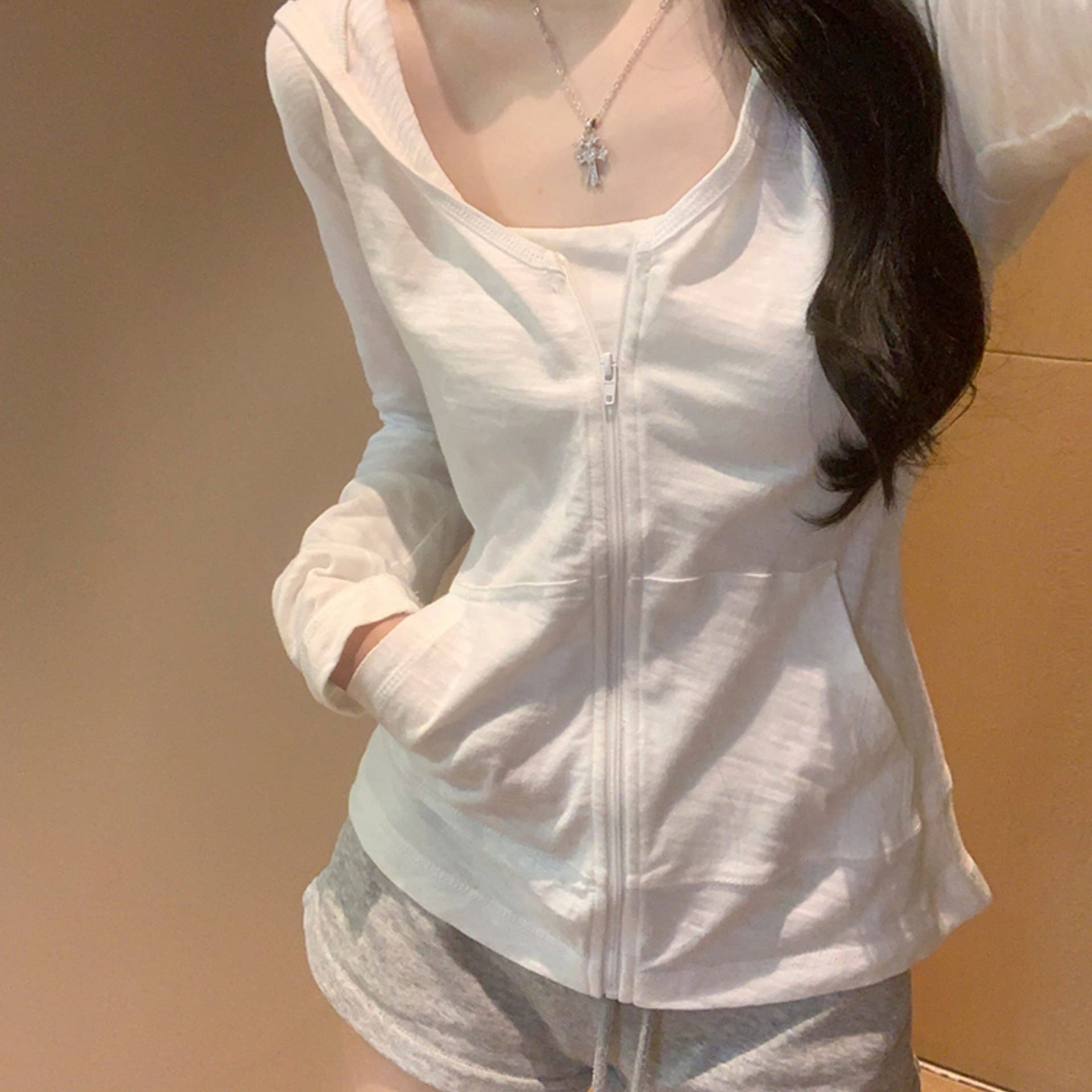 순수한 욕망 바람 miu 부서 화이트 후드 지퍼 자외선 차단 얇은 스타일 재킷 오픈 가디건 여성 봄 2026 긴팔 티셔츠 맨위 이미지 5